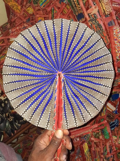 Éventail en Tissu Wax à Motifs africain avec Manche en Cuir